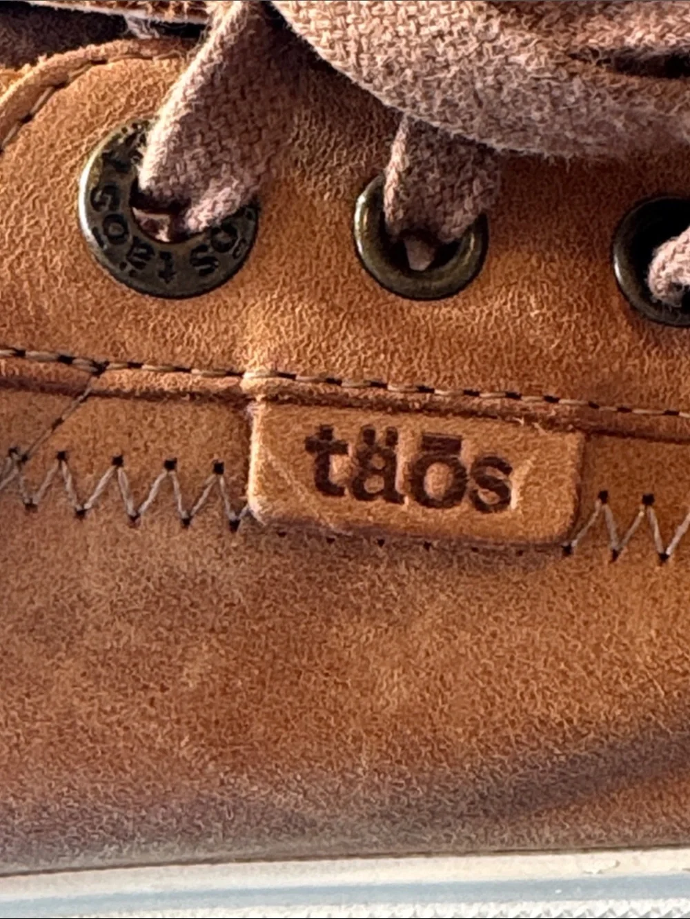 Classic Tan Leather Lace-Up Sneakers – Women’s Size 9